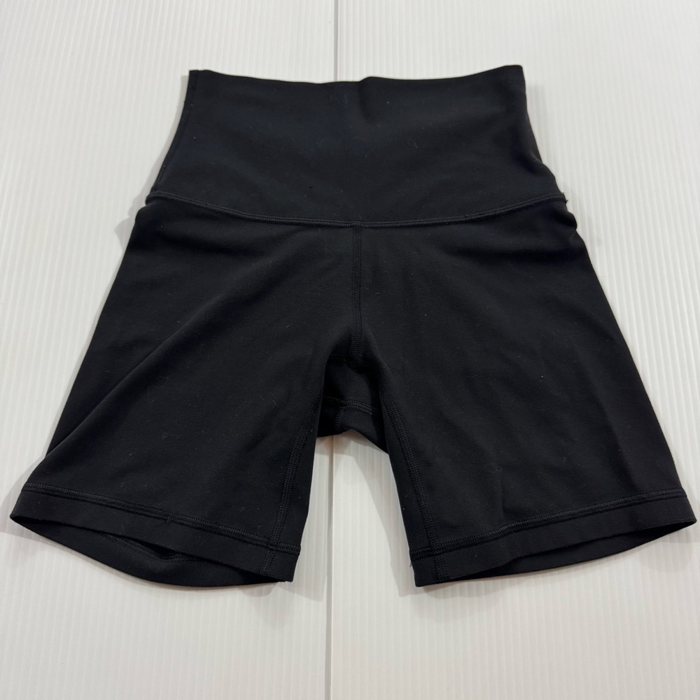 541. Women’s Lululemon Athletica Black Bike Shorts (2)
